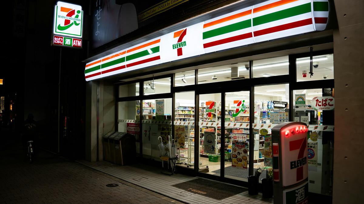Un konbini 7-Eleven, de noche