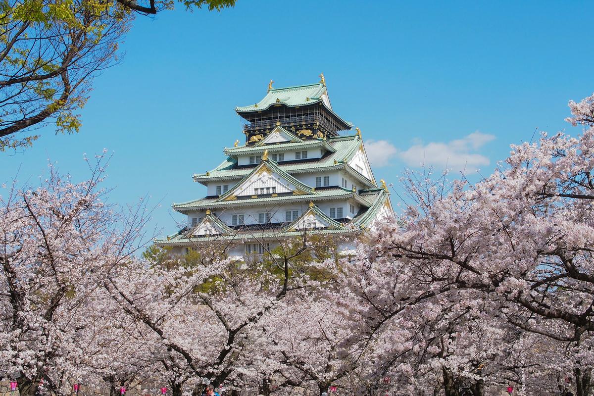 El castillo de Osaka, en primavera